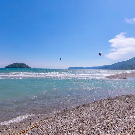 La Casetta Sull'albero 900m From The Sea - Happy
