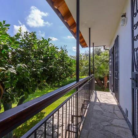 La Casetta Sull'Albero - With Balcony, Garden & Parking - Happy Rentals アパート アルベンガ