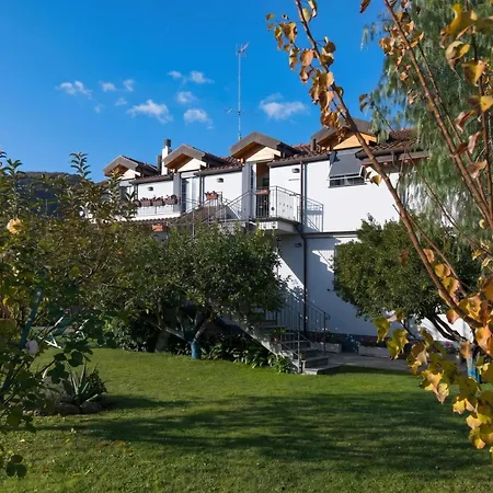 La Casetta Sull'Albero - With Balcony, Garden & Parking - Happy Rentals アパート アルベンガ